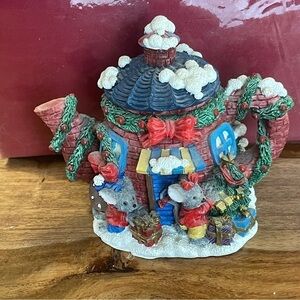Country Mouse Christmas Tea Pot Candle Holder‎ Resin